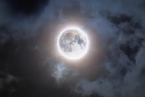 How the Moon in Tenth House Shapes Your Ambitions and Life Goals